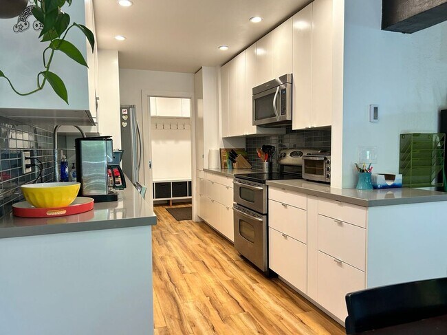 Building Photo - 1904 Sierra Nevada Rd