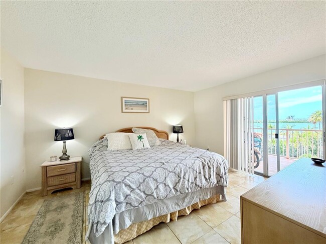 Building Photo - 7430 Sunshine Skyway Ln S