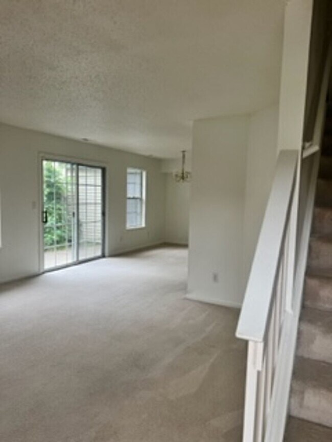 Building Photo - 2 Br 2 Bath