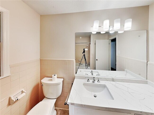 Building Photo - 3908 Bellair Dr