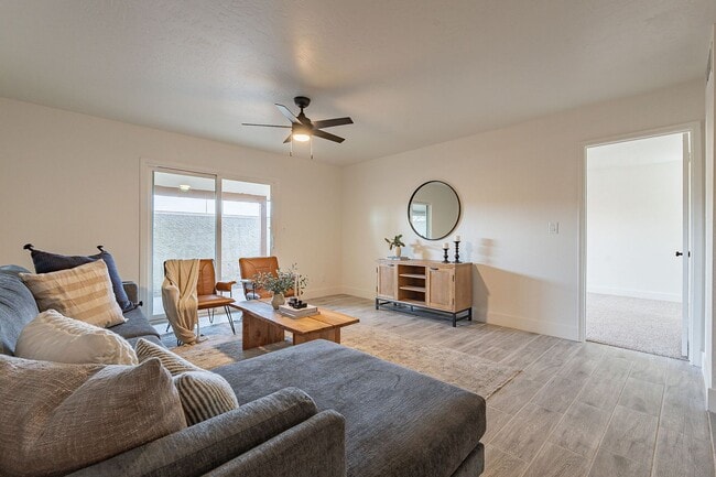 Building Photo - Fresh & Clean Townhome in North Phx!