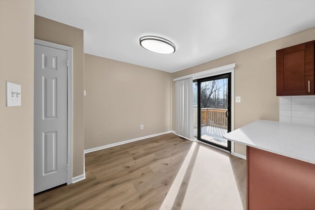 Building Photo - Newly Refinished 2 Bedroom Townhome