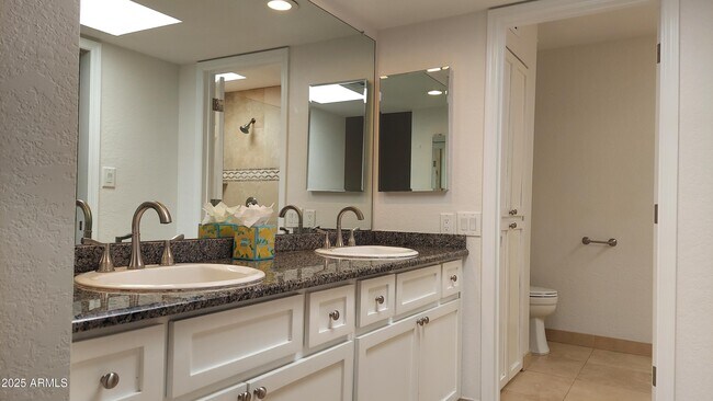 Building Photo - 2426 E Palo Verde Dr