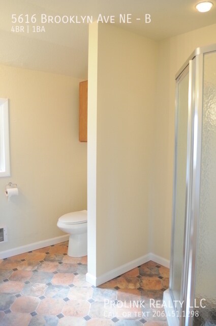 Building Photo - 5616 Brooklyn Ave NE