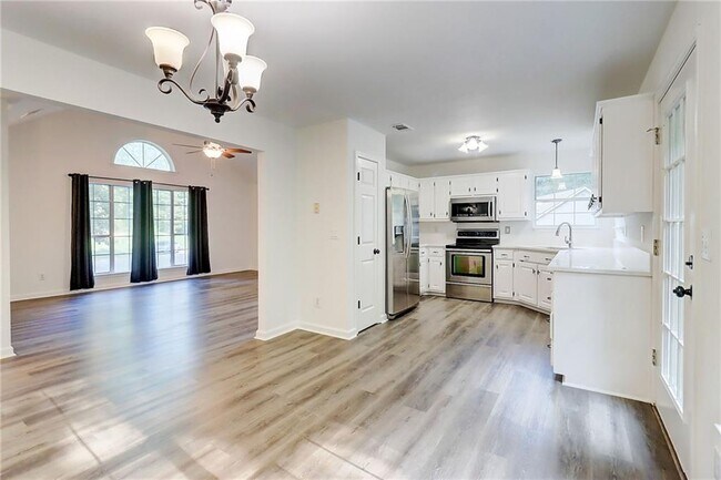 Building Photo - 3347 Camens Way NE