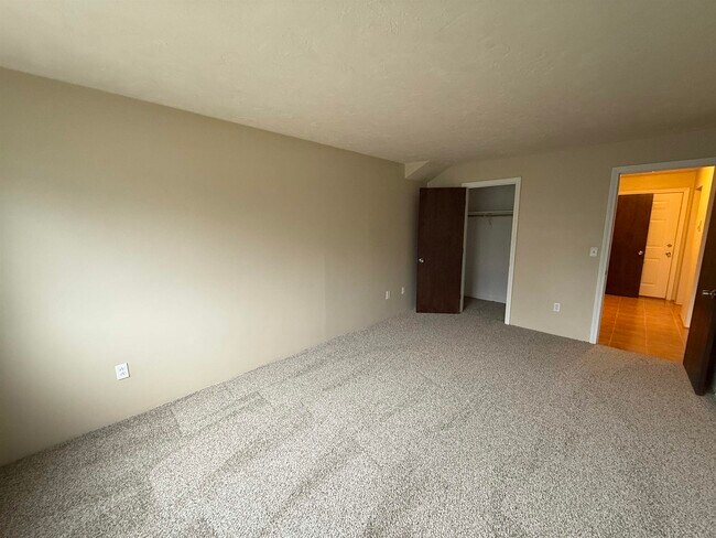 Building Photo - 383 Huse Rd