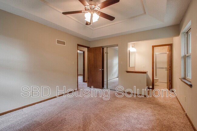 Building Photo - 304 SW Canterbury Rd