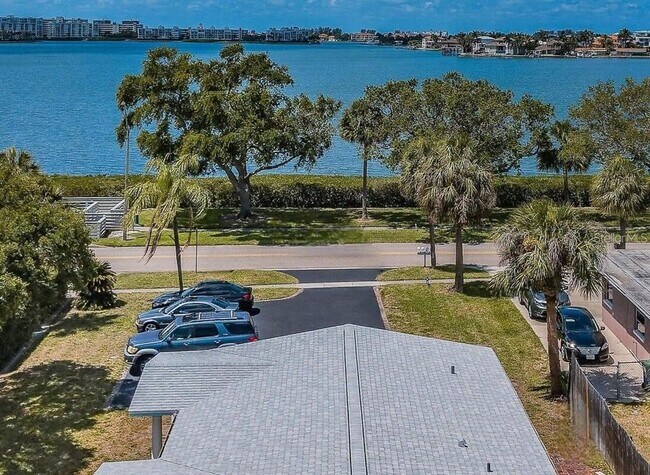 Building Photo - 7057 Sunset Dr S