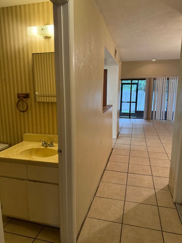Building Photo - 4304 SW 70th Terrace