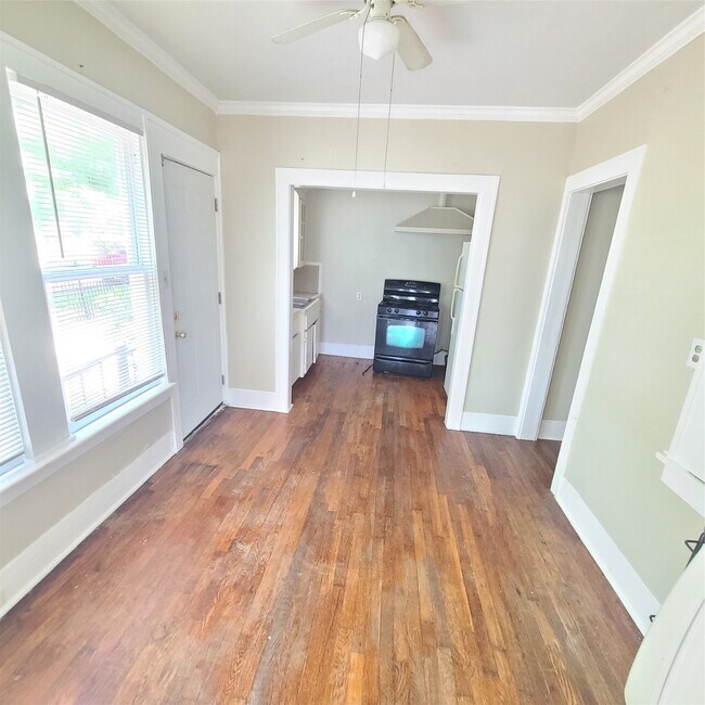 Building Photo - 4414 Woodside St