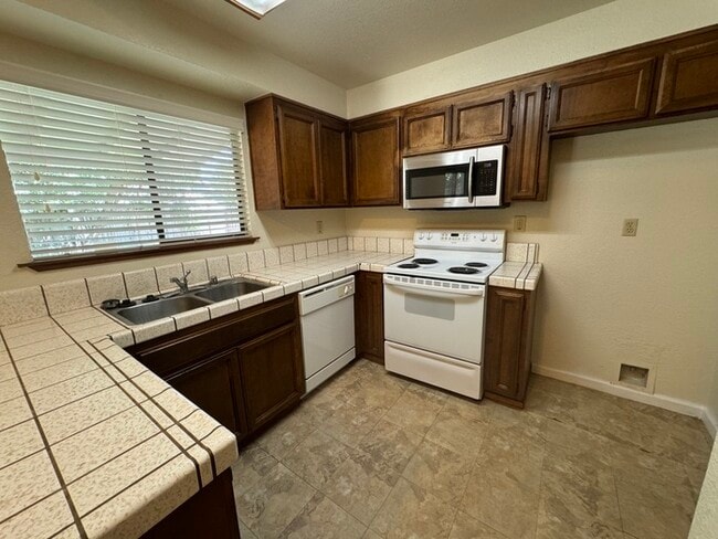 Building Photo - Beautifully spacious 3 bedroom 2 bath home...