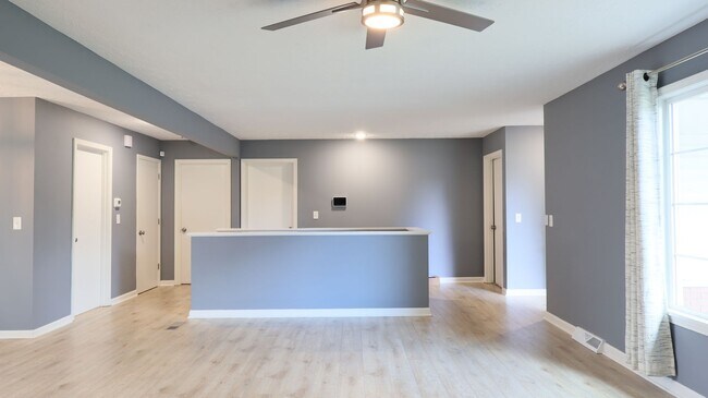 Building Photo - Spacious Modern 4 bedroom, 1 Full Ba, 2 Half bath