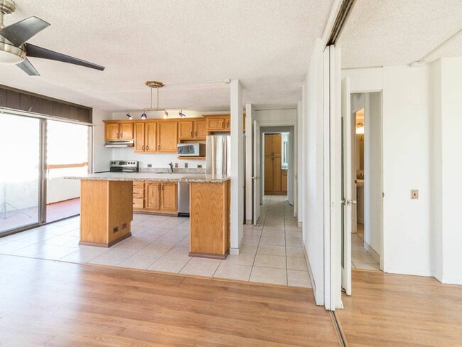 Building Photo - 2BR/2BA/1PKG UNIT IN THE ALA WAI MANSION W...