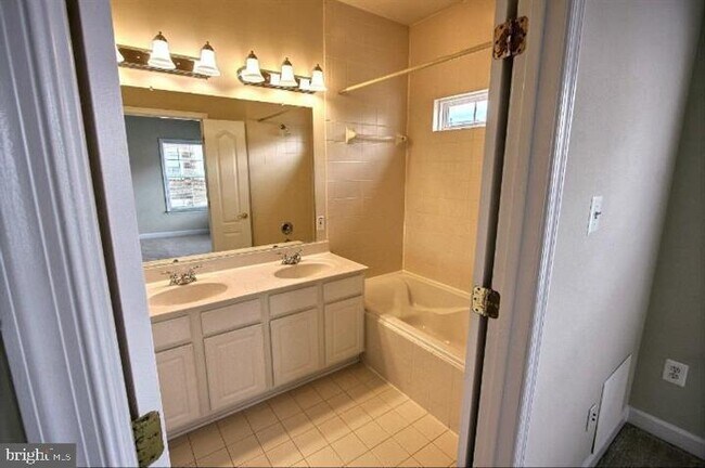 Building Photo - 903 Crestfield Dr