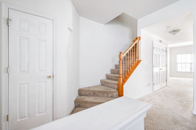 Building Photo - Gorgeous Luxury Townhome for rent