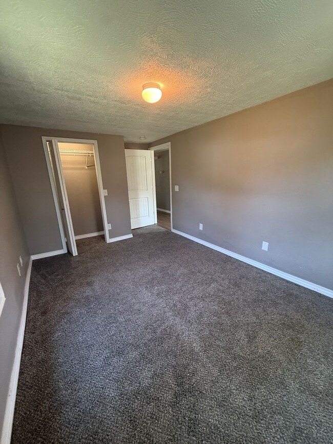 Building Photo - 3 bedroom/1 bath house
