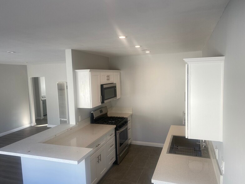 Building Photo - 1223 N Kingsley Dr