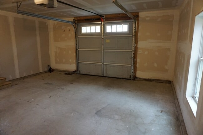 Building Photo - 18 Lilac Ln