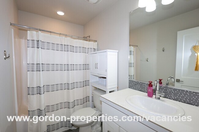 Building Photo - SE Golden Eagle Ln - 4 bedroom home in Hap...