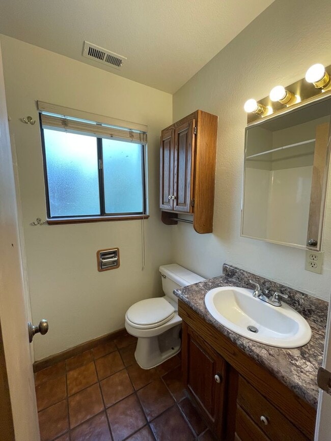 Building Photo - SPACIOUS HOME ON THE WEST SIDE OF REDDING