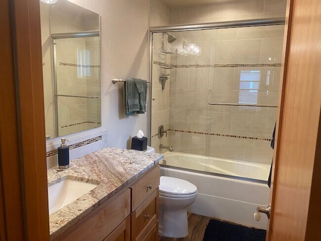 Building Photo - Unfurnished updated ADU above garage in the Parks at Broken Top