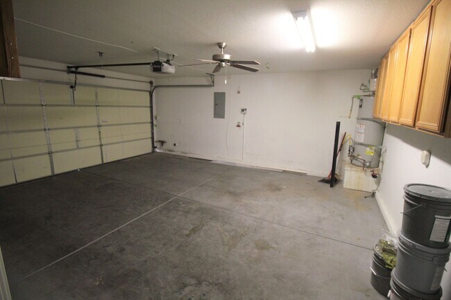 Building Photo - Fantastic 3bed/2.5 bath in Southwest ready for immediate move-in! Make the Move for Less: $500 Of...