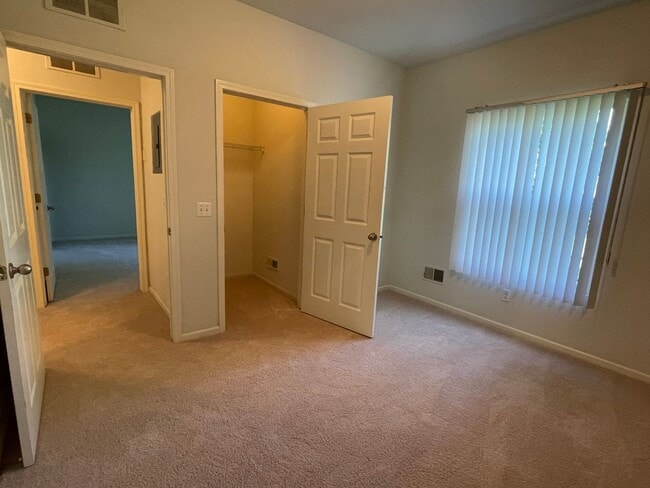 Building Photo - Shelby TWP 2-BR, 2-BA with Attached Garage, Lower Unit, Immediate Occupancy
