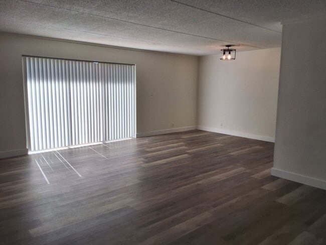 Building Photo - Knoxville 37923 - 2 bed 2 bath condo - cal...