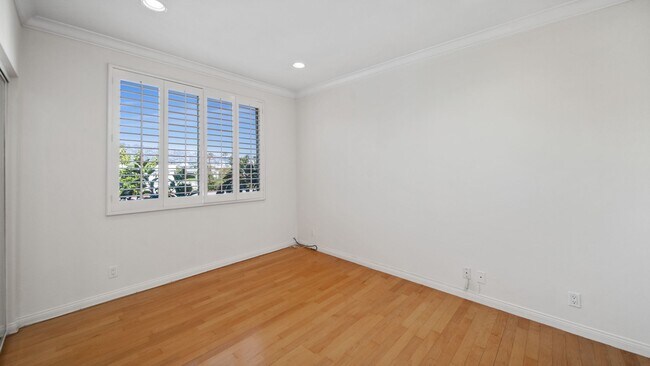 Building Photo - 2 bedroom 2.5 bathroom