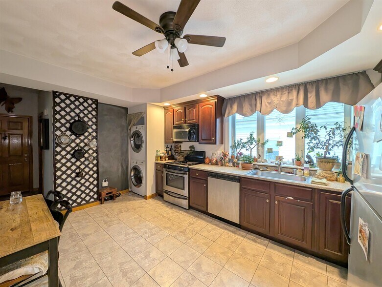 Building Photo - 50 William St