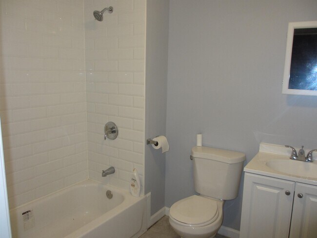 Building Photo - 585 Bramhall Ave
