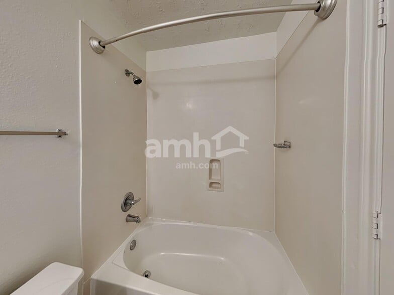 Building Photo - 18413 Sunrise Oaks Ct