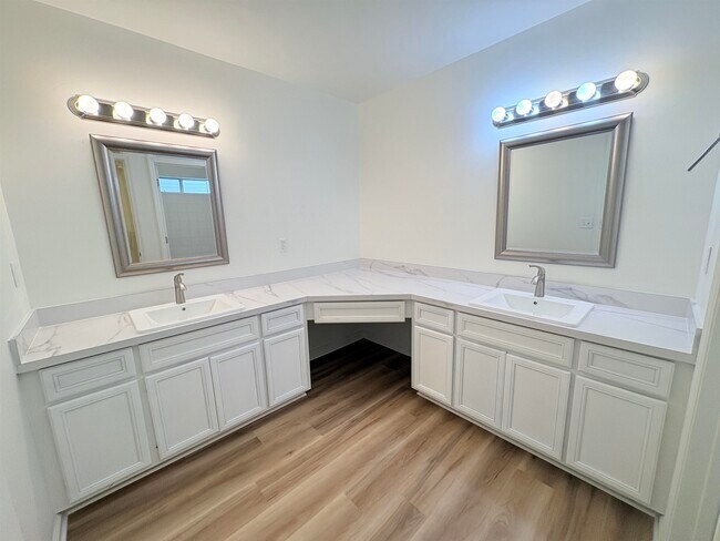 Building Photo - 4428 Siesta Ct