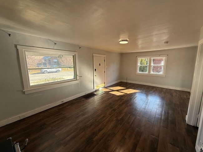 Building Photo - Beautiful 4 Bed, 3 Bath House; W/D Included; Fenced Yard; Wood Floors; and a Charming Style