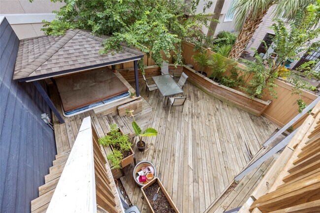 Building Photo - 2415 Dunlavy St