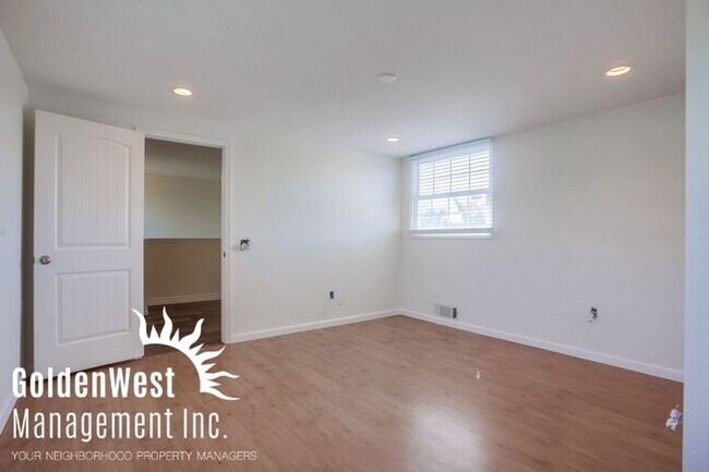 Building Photo - Newly Remodeled 5Bdm 3Ba Single-Family Hom...