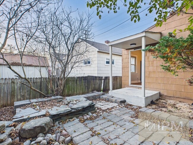 Building Photo - Available Now!!  Charming 2 Bed, 1 Bath Ho...