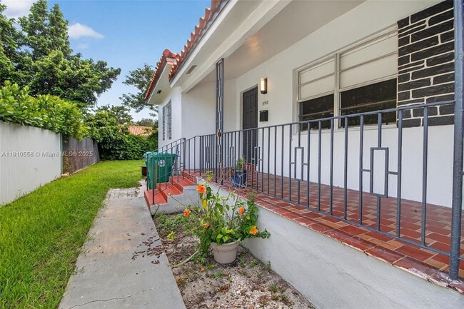 Building Photo - 2744 SW 23rd Terrace