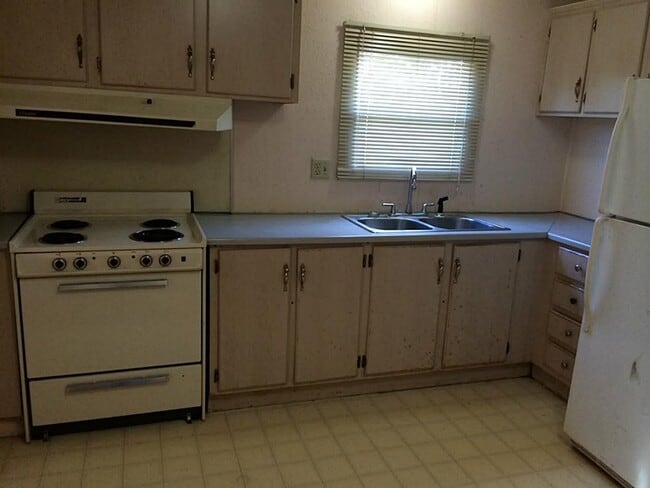 Building Photo - 9706 Camelots Ct