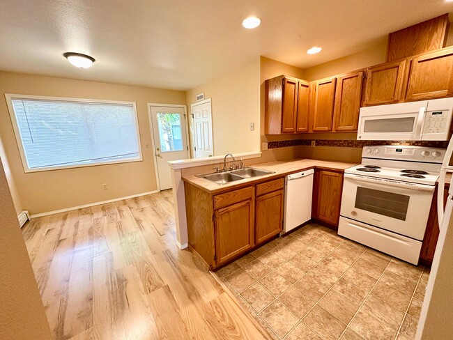 Building Photo - 2 Bedroom 1.5 Bath Townhome for Rent with ...