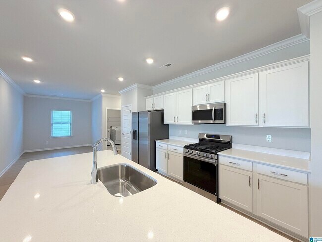 Building Photo - 305 Susan Lynn Dr