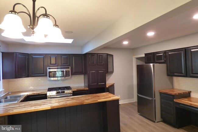 Building Photo - 430 Moul Ave