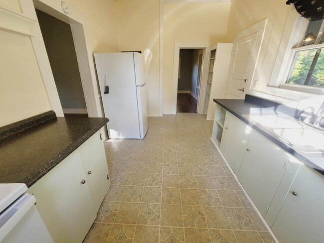 Building Photo - 2803 Goodview Ln