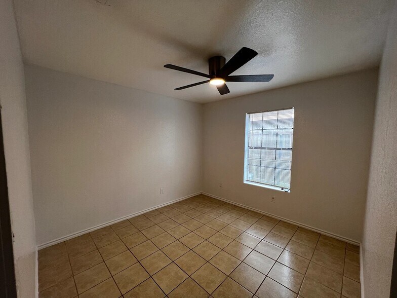 Building Photo - 5105 Villa Bonita St