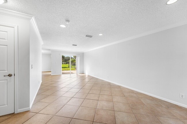 Building Photo - 3256 Commodore Ct