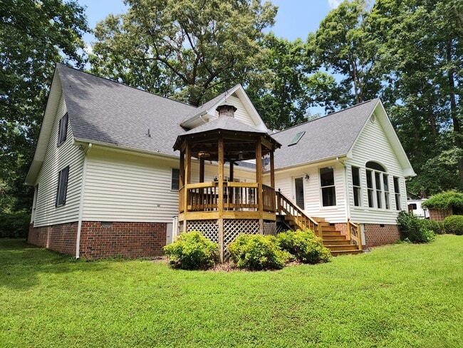 Building Photo - Incredible Spacious Home in Five Lakes!