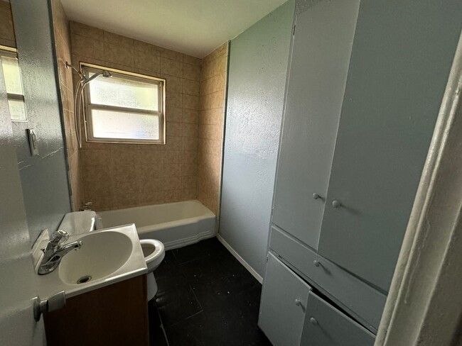 Building Photo - Remodeled 3 bedroom 2 bathroom house! - MO...