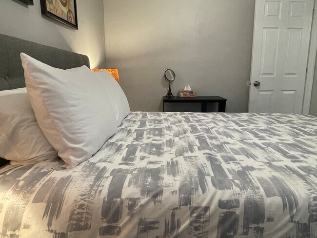 Building Photo - 915 W Weiland Ave