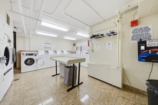 Building Photo - 1540 N La Salle Dr