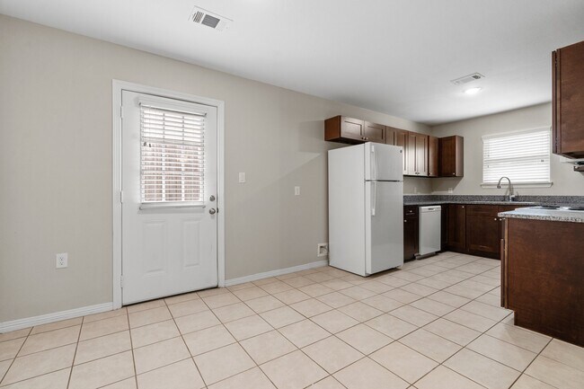 Building Photo - 119 S Bend Ct